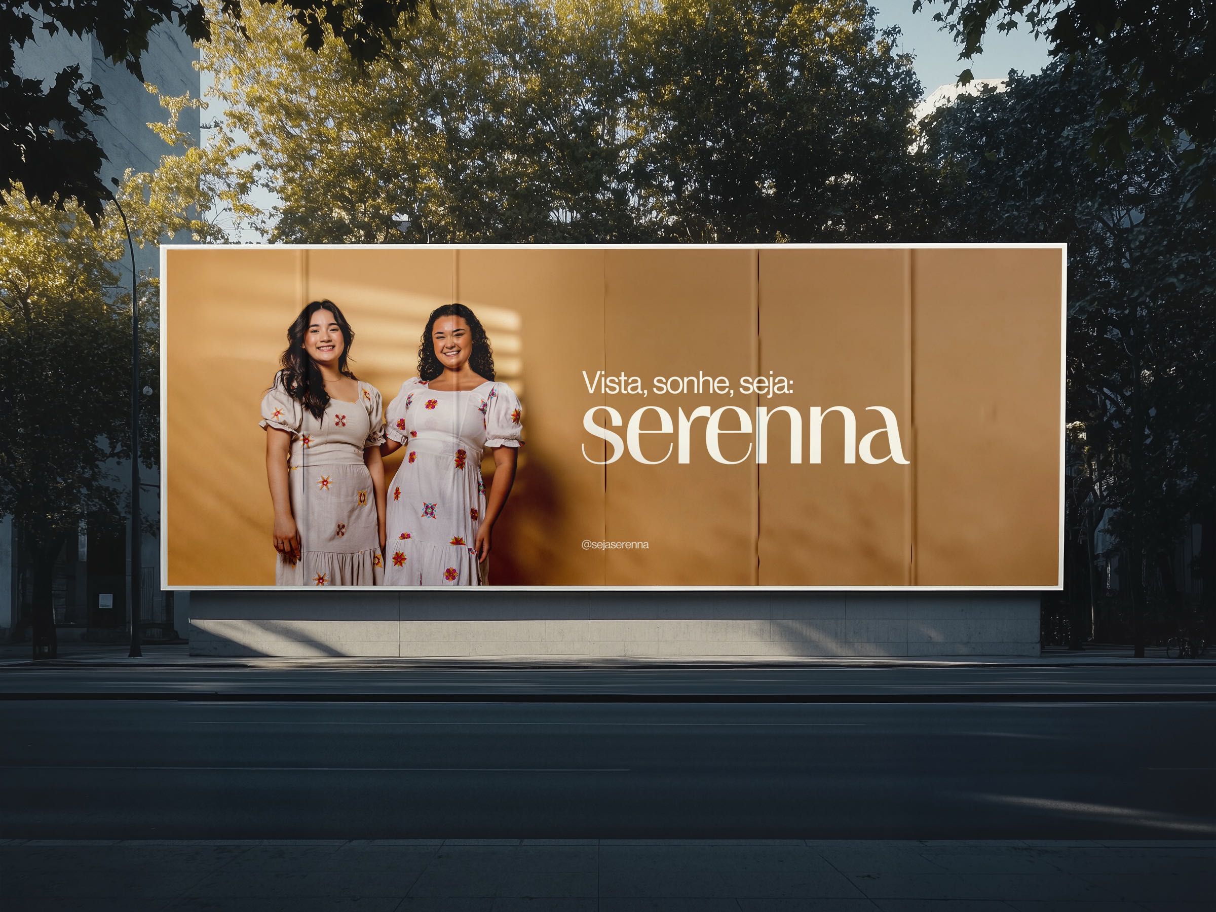 Outdoor da Serenna com duas modelos