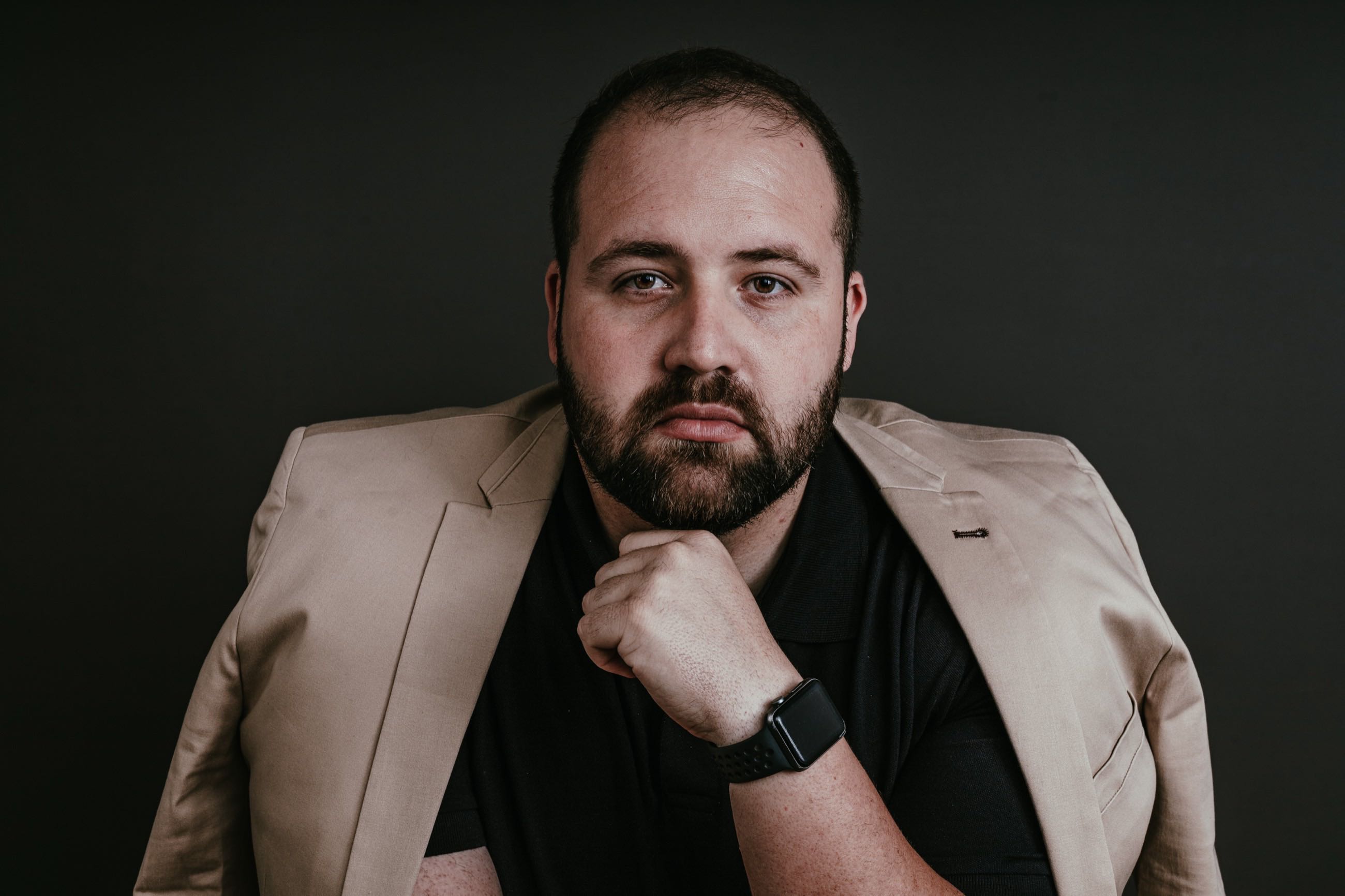 Retrato de blazer bege sentado, enquadramento horizontal