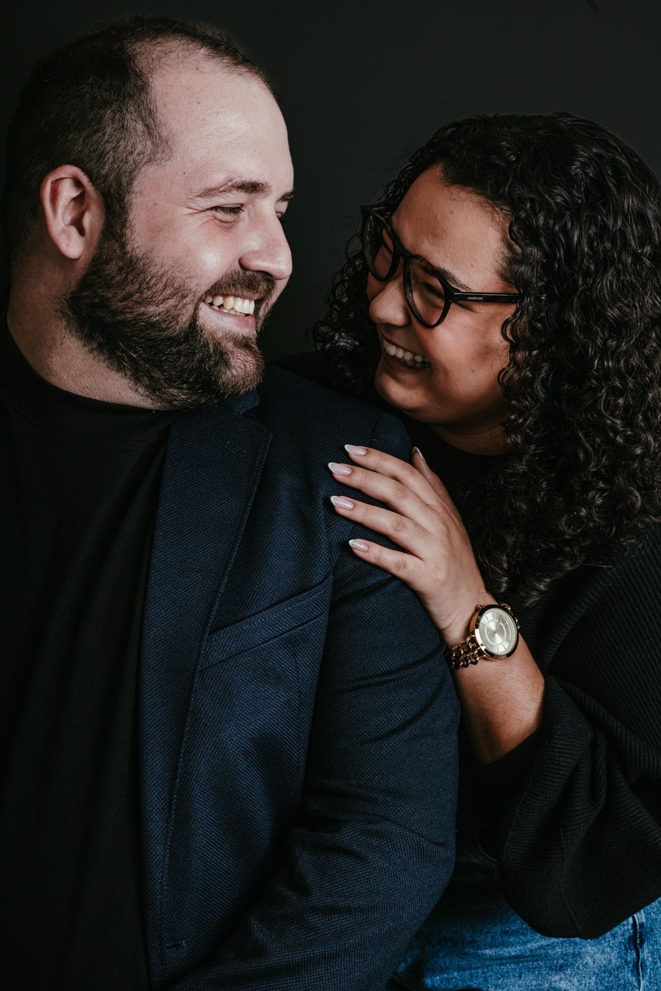 Lucas e Joyce abraçados, olhando para a câmera