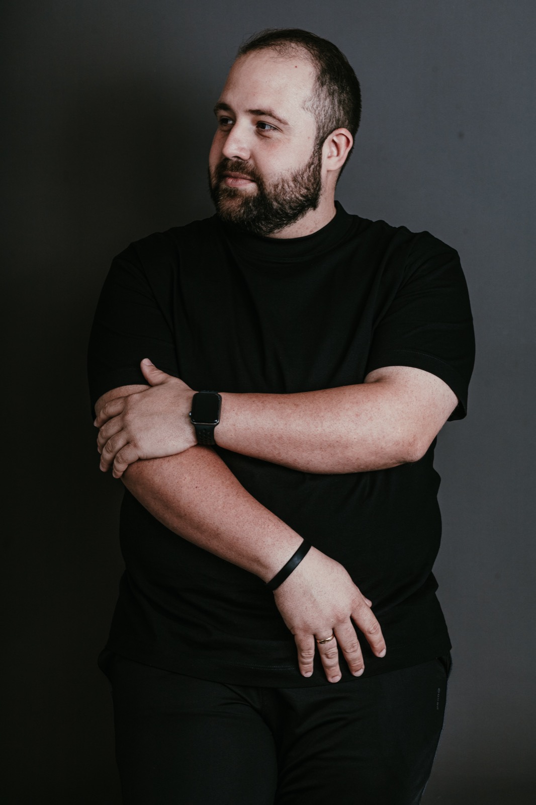 Retrato de braços cruzados, camiseta preta